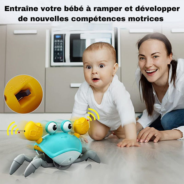 Bébé et maman jouant ensemble avec le Jouet Crabe Bébé orange.