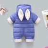 Combinaison Polaire Bébé bleue, vue arrière avec capuche et oreilles de lapin tombantes.