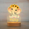 Veilleuse bébé personnalisée avec prénom "Mary", éléphante avec couronne de tournesols, design unique et lumineux.
