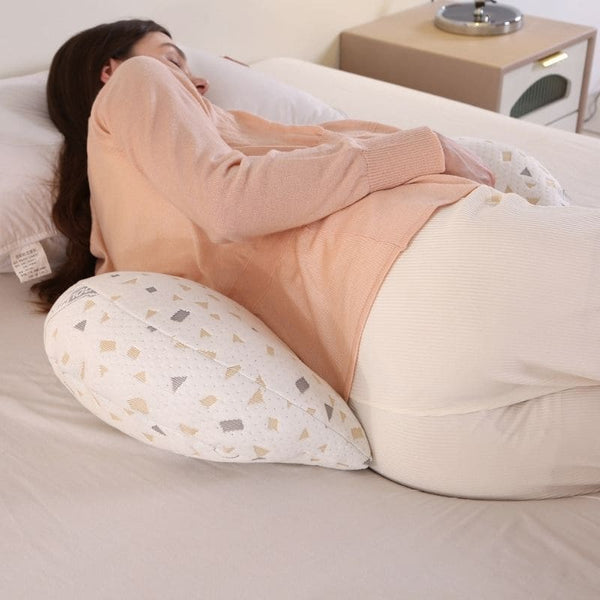 Vue latérale d'une femme enceinte utilisant le Coussin de Grossesse BumpPillow-H.