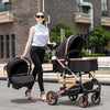 Maman utilisant la poussette 3 en 1 BabyRide pour des sorties stylées.