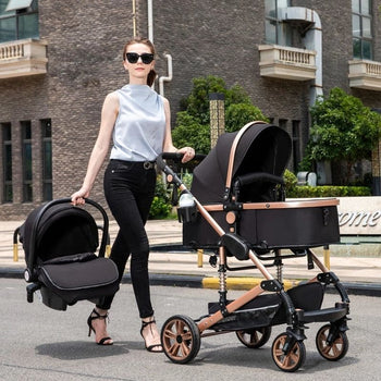 Maman utilisant la poussette 3 en 1 BabyRide pour des sorties stylées.