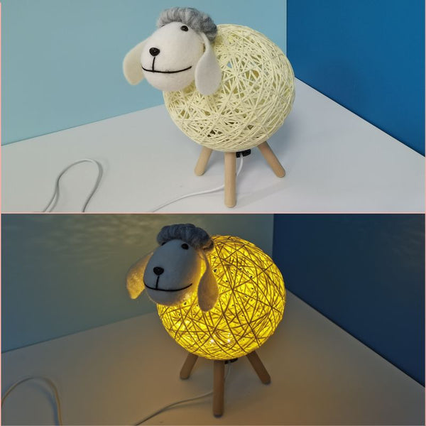 Comparaison veilleuse bébé mouton allumée et éteinte pour un éclairage modulable.