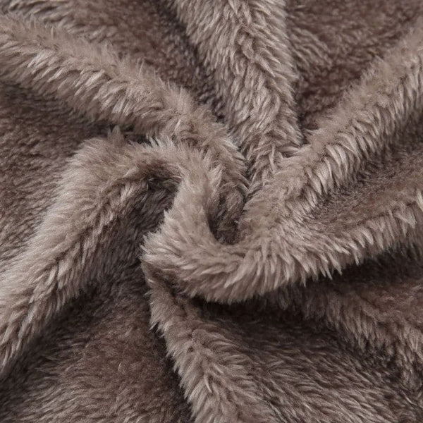 Détail de la fourrure moelleuse utilisée dans la Doudoune Bébé.