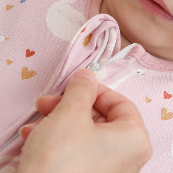 Zoom sur la fermeture sécurisée de la gigoteuse légère d’été