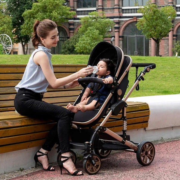 Maman nourrissant son bébé dans une poussette 3 en 1 BabyRide.