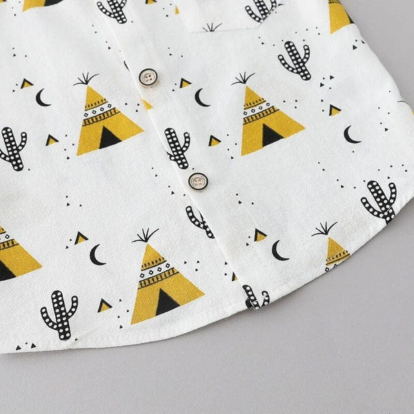 Boutons et imprimé tipi sur la chemise de l’ensemble pour bébé garçon jaune