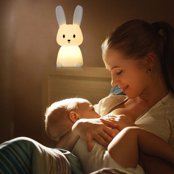 BabyBunny, veilleuse bébé lapin douce et rassurante pour les câlins nocturnes.