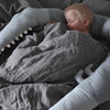 Tour de lit bébé crocodile doux et protecteur pour les nuits paisibles de bébé.