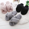 Chaussons Confortable Femme en peluche rose, noir et gris sur un tapis moelleux.