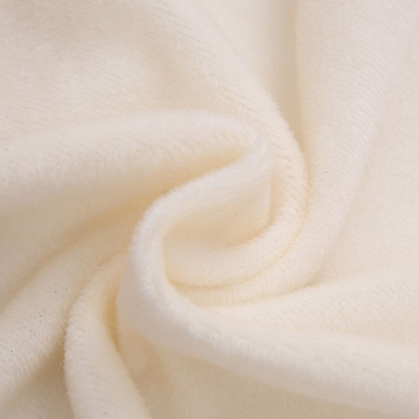 Gros plan sur le tissu polaire ultra doux de la Combinaison Pilote Bébé.