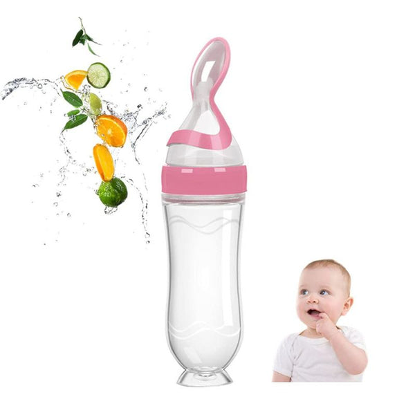 Biberon Cuillère rose avec fruits éclaboussant et bébé curieux.