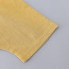 Zoom sur la jambe du short jaune de l’ensemble pour bébé garçon – tissu léger