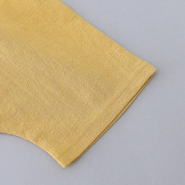 Zoom sur la jambe du short jaune de l’ensemble pour bébé garçon – tissu léger