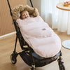 Chancelière universelle évolutive FlexiCocon rose installée sur une poussette, design élégant et adapté aux bébés.