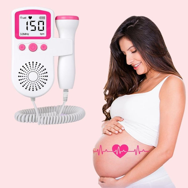 Utilisation du Doppler fœtal BabyHeartBeat pour détecter le rythme cardiaque fœtal.