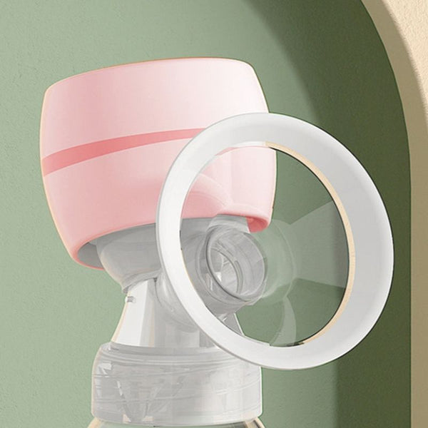 Zoom sur le design ergonomique de l’entonnoir du tire lait portable PocketMilk pour un confort maximal.