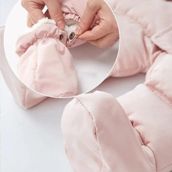 Gros plan sur les moufles détachables de la Combi Pilote Bébé rose, pratiques et chaudes.