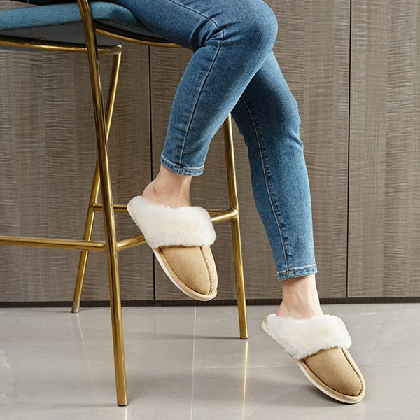 Chaussons Chauds Femme portés avec un jean pour une tenue décontractée à la maison.
