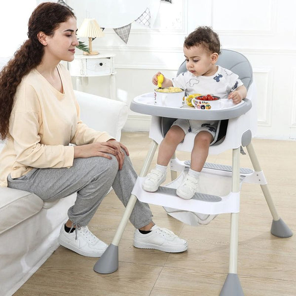 Maman et bébé avec une chaise haute bébé évolutive dans un salon.