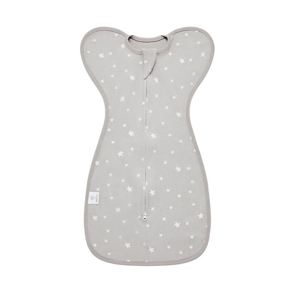 Gigoteuse d'Emmaillotage grise à motifs étoiles blanches, idéale pour le sommeil paisible de bébé.