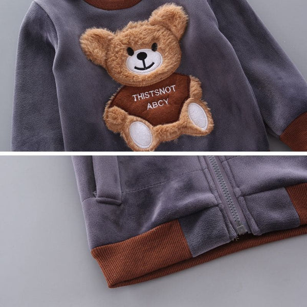 Sweat-shirt brodé de l'Ensemble Polaire ourson CoolWinny, détail et finition soignée.