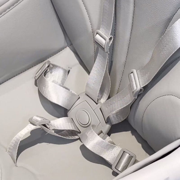 Harnais de sécurité ajustable sur la chaise haute bébé évolutive.