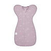 Gigoteuse d'Emmaillotage lilas à motifs délicats, conçue pour un sommeil sécurisé et paisible.