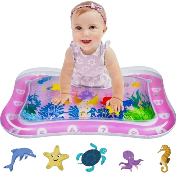 Bébé jouant sur le tapis d'eau bébé BabyFish rose avec des créatures marines mignonnes.