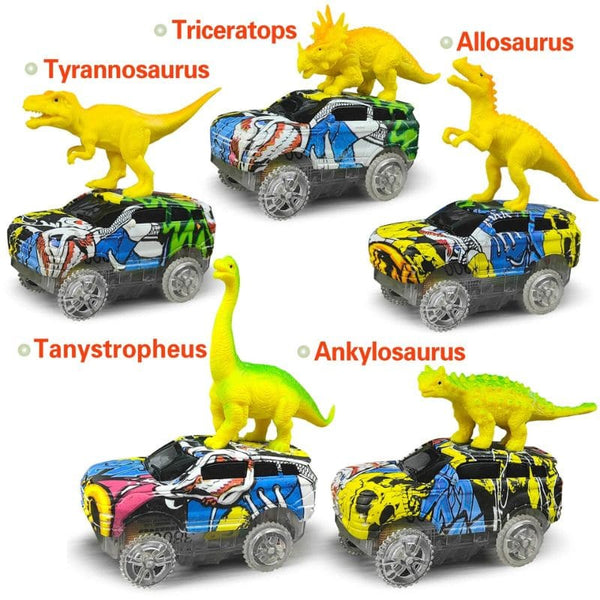 Voitures miniatures colorées avec figurines de dinosaures sur fond blanc – circuit voiture dinosaure.