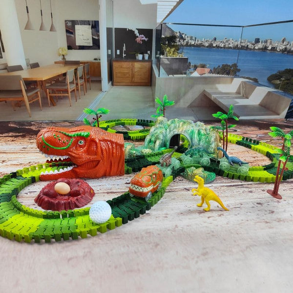 Circuit Voiture Dinosaure installé sur un sol en bois avec vue sur une ville en arrière-plan.