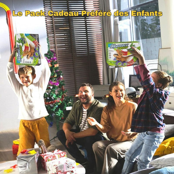 Famille dans un salon avec des enfants tenant des boîtes de jouets, sapin de Noël en arrière-plan – Circuit Voiture Dinosaure Suspendu - Cocon d'Ange.