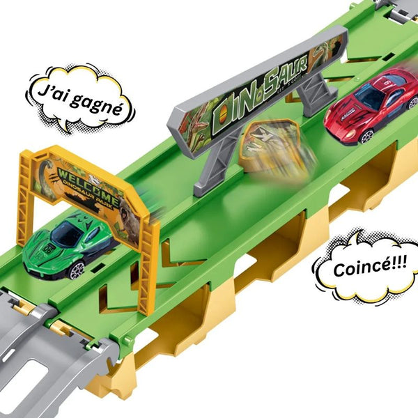 Circuit de course pour enfants avec voitures et bulles de texte sur fond blanc – Camion Dinosaure Transporteur – Circuit Voiture Enfant - Cocon d'Ange.