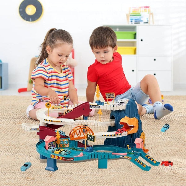 Deux enfants jouant avec un circuit voiture enfant sur un tapis.
