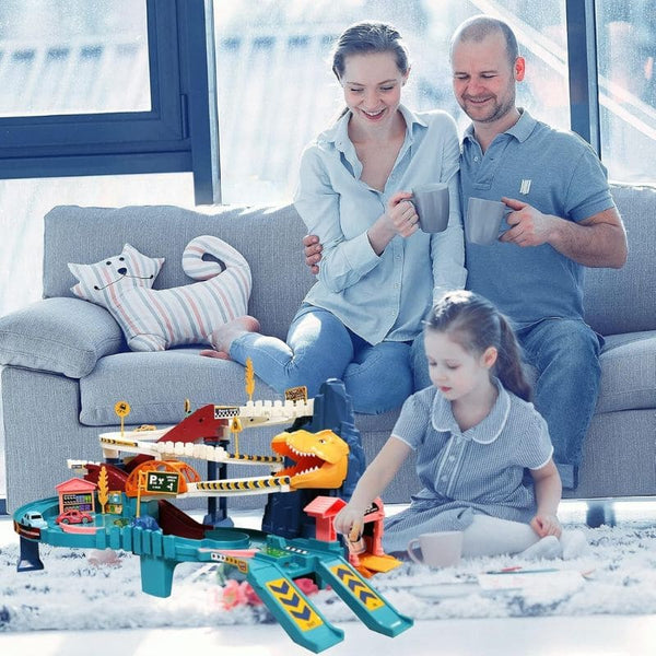 Famille jouant avec un circuit train jouet au sol – Circuit voiture enfant.