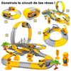Jeu de pistes de jouets avec voitures et accessoires sur fond blanc - Circuit Voiture Enfant.