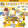 Jeu de rails avec diverses pièces et un garçon jouant avec, pack de 142 pièces du Circuit Voiture Enfant.