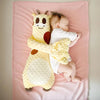Bébé dormant sur un plaid avec la Peluche Tapotante Bébé
