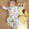 Bébé dormant avec la Peluche Tapotante Bébé contre lui