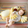 Bébé allongé avec Peluche Tapotante Bébé girafe