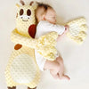 Bébé blotti contre sa Peluche Tapotante Bébé au design girafe