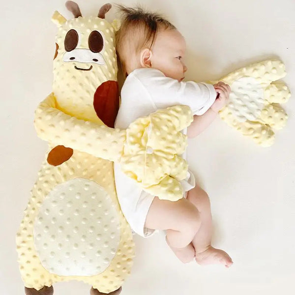 Bébé blotti contre sa Peluche Tapotante Bébé au design girafe