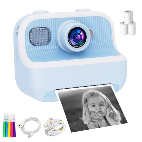 Appareil photo instantané bleu pour enfants avec une photo imprimée et des accessoires sur fond blanc - Appareil Photo Enfant Impression Instantanée Sans Encre