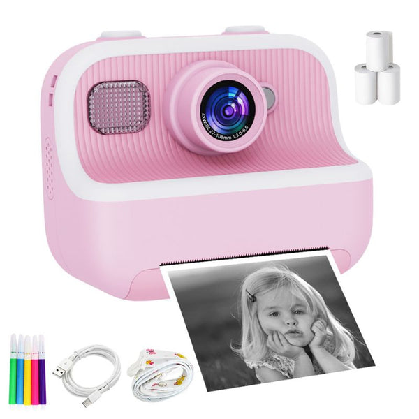 Appareil photo instantané rose pour enfants avec une photo imprimée et des accessoires sur fond blanc - Appareil Photo Enfant Impression Instantanée Sans Encre