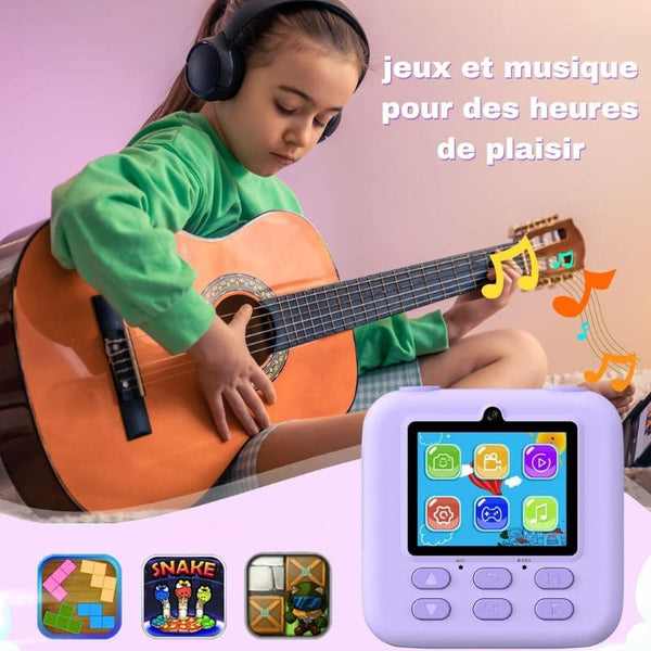 Enfant jouant de la guitare avec une console de jeux affichant des jeux sur un fond rose - Appareil Photo Instantané pour Enfant