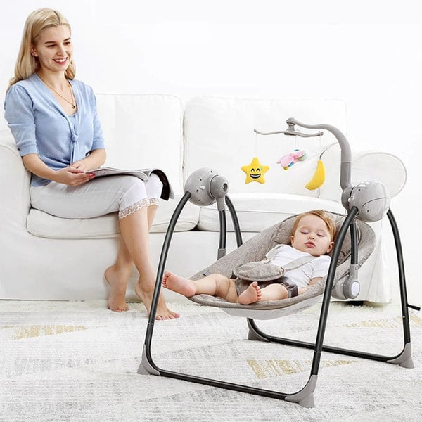 Une maman souriante assise sur un canapé dans son salon observe son bébé endormi dans la Balancelle Bébé Électrique - Cocon d'Ange.