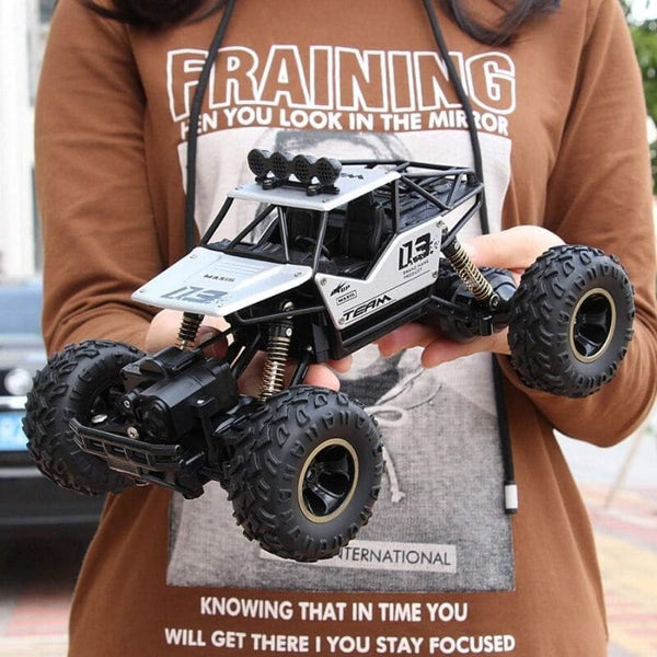 Buggy RC Télécommandé 4x4 Tout Terrain tenu dans les mains pour montrer sa taille réelle – Cocon d'Ange