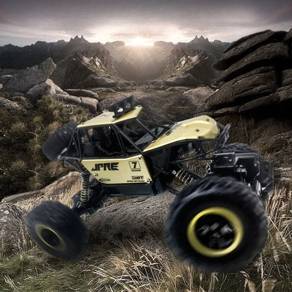 Buggy Télécommandé 4x4 Tout Terrain doré roulant sur un terrain montagneux - Cocon d'Ange