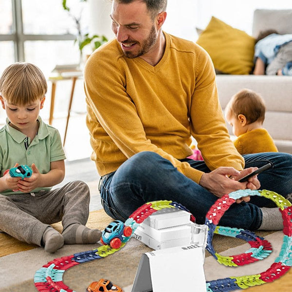 Père et enfant jouant ensemble avec un Circuit Voiture Enfant looping et modulable – Cocon d'Ange
