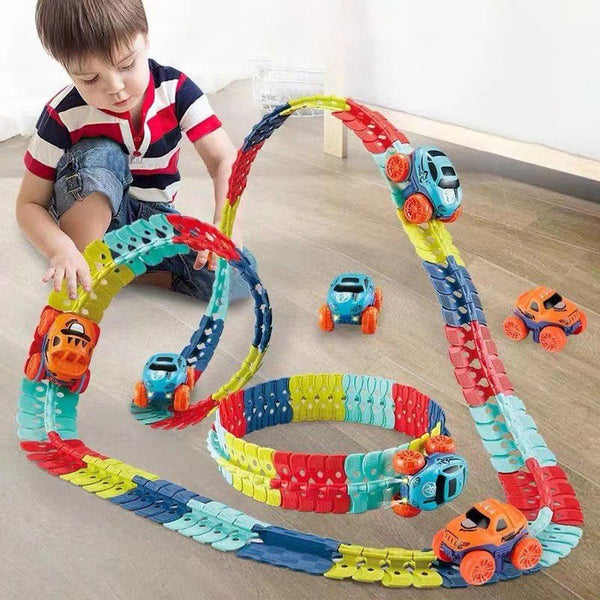Enfant jouant avec un Circuit Voiture Enfant looping et modulable multicolore – Cocon d'Ange